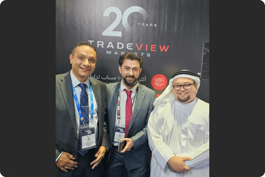 فريق تريد فيو مع أحد العملاء الخليجيين عند جناح الشركة في المعرض