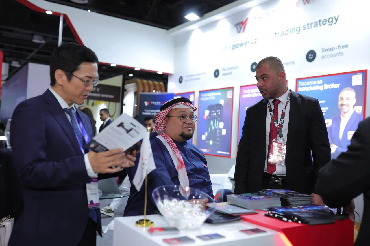 موظف تريد فيو يشرح خدمات التداول لعملاء خليجيين في المعرض