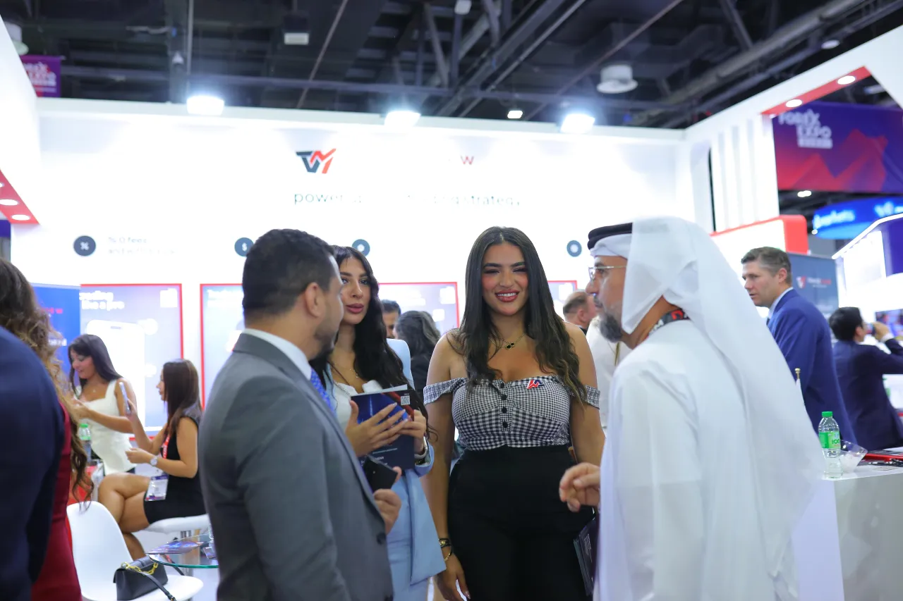 زوّار عند جناح تريد فيو في معرض التداول بدبي