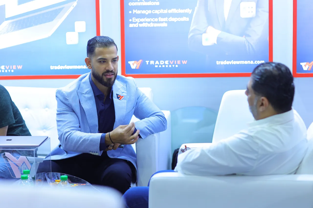 لقاء عمل عند جناح تريد فيو في المعرض