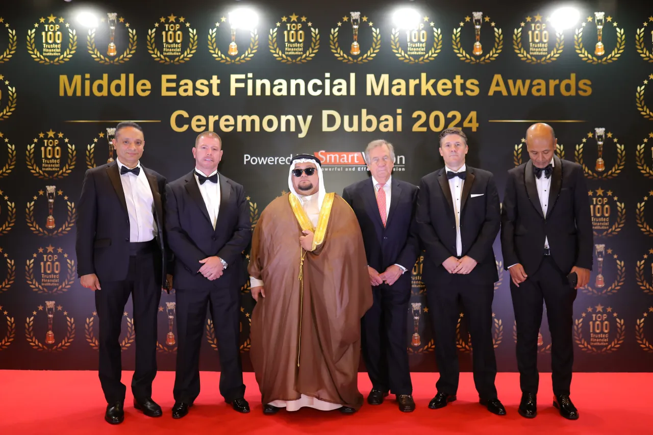تريد فيو تتسلّم جائزتها في حفل Middle East Financial Markets Awards دبي 2024