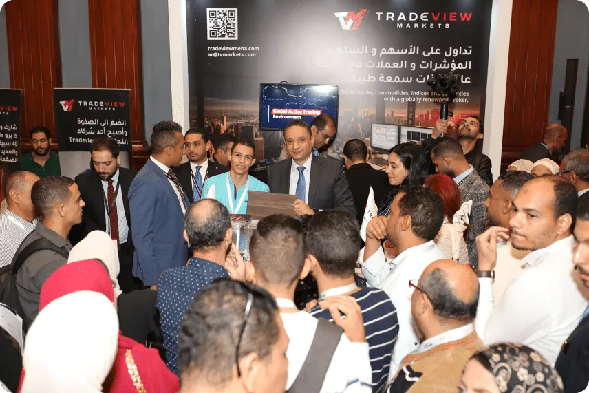 زوّار عند جناح تريد فيو في معرض التداول