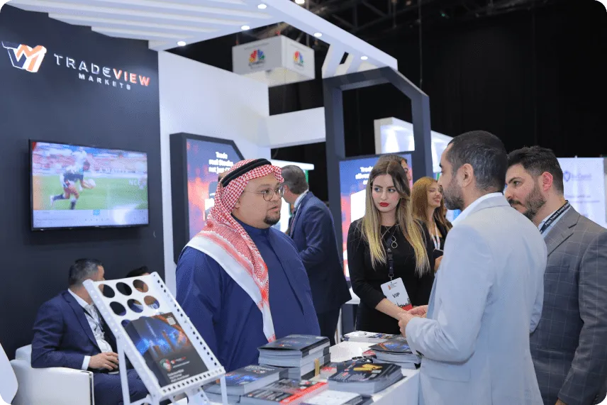 منصات تريد فيو معروضة على شاشات جناح الشركة