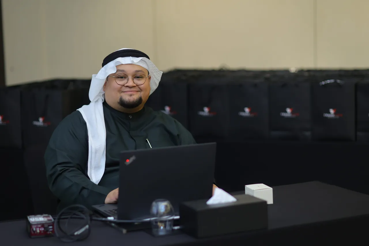 أحد العملاء الخليجيين في معرض تريد فيو